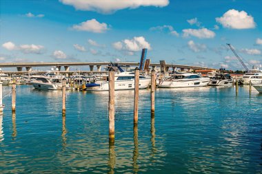İlkbaharda Miami şehir merkezindeki marinada demirlemiş gemilerin görüntüsü.