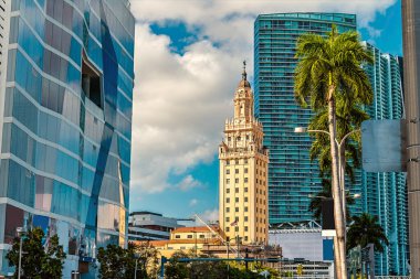Miami şehir merkezindeki Biscayne Bulvarı 'nda ilkbaharda eski ve yeni binaların manzarası.