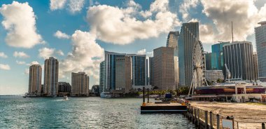 İlkbaharda Miami 'deki Bayfront Park' a doğru bir panorama manzarası.