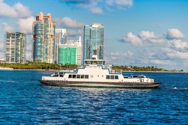 Baharda Miami 'deki South Pointe Parkı' ndan geçen bir feribot manzarası.