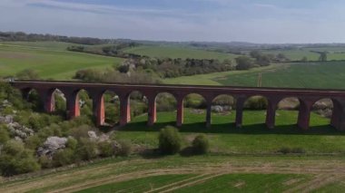 İlkbaharda İngiltere 'nin Leicestershire kırsalındaki John OGaunt demiryolu kırmızı tuğlasına doğru ilerleyen bir manzara