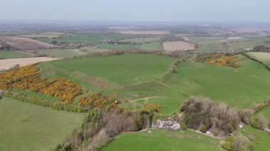 İlkbaharda İngiltere 'nin Leicestershire kırsalındaki Demir Çağı Hillfort' un kalıntılarından dönen bir hava manzarası.