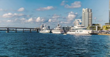 Baharda Miami 'deki MacArthur Köprüsü' ne doğru Meloy Kanalı boyunca bir manzara.