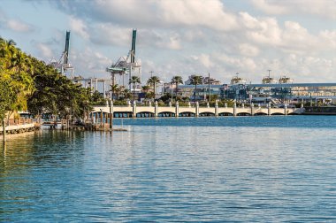 Baharda Miami 'deki Star Island' a giden geçide bakan bir manzara.