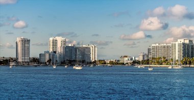İlkbaharda Biscayne Körfezi 'nden Miami' de demirli teknelere doğru bir manzara.