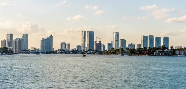 İlkbaharda Biscayne Körfezi 'nden Miami şehir merkezine doğru bir manzara.