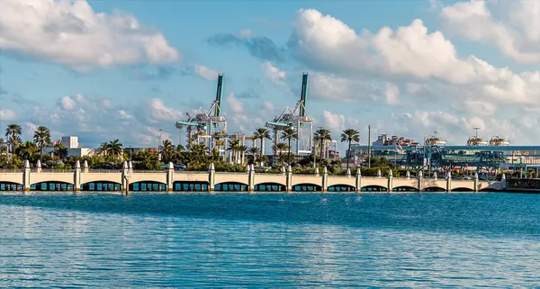 Baharda Miami 'deki Star Island' a giden geçitten bir manzara.