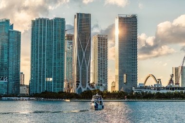 Baharda gün batımına doğru Miami şehir merkezine doğru bir manzara.