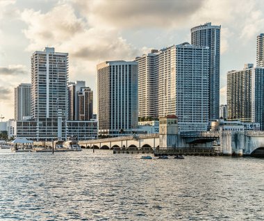 Baharda gün batımında Miami şehir merkezine doğru limandan bir manzara.