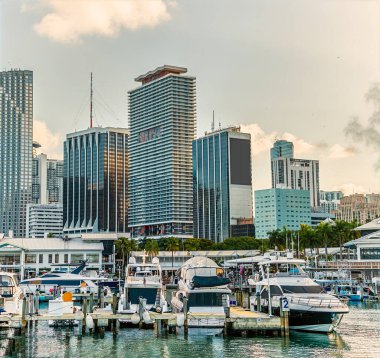 Limanın karşısında gün batımında bir manzara. İlkbaharda Miami şehir merkezinde.