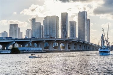 Baharda Liman Bulvarı Köprüsü ve Miami şehir merkezi manzarası