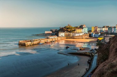 Güneşli bir bahar gününde, Pembrokeshire, Tenby sahil kasabasına doğru bir manzara