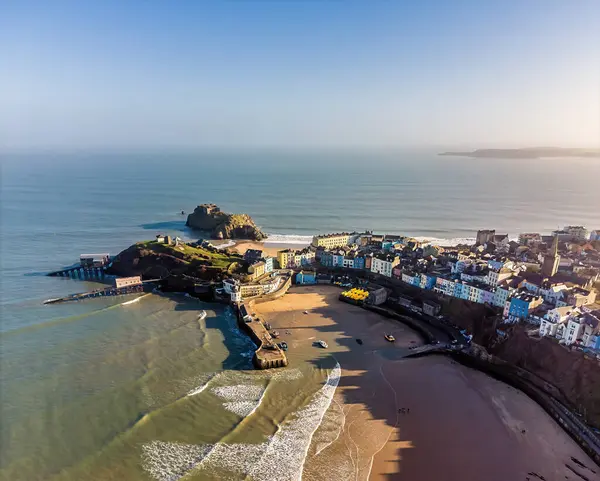 Güneşli bir bahar gününde Tenby, Pembrokeshire 'deki sahil kasabasındaki limanın üstünde bir hava manzarası.