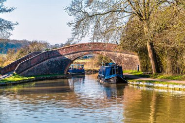 İlkbaharda Foxton Locks, Leicestershire 'dan Gökkuşağı Köprüsü' nün altındaki manzara