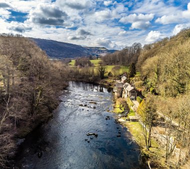 Bahar zamanı Galler, Llangollen yakınlarındaki Pontcysyllte Aqueduct 'un yanındaki Dee Nehri' nin aşağısında bir hava manzarası.