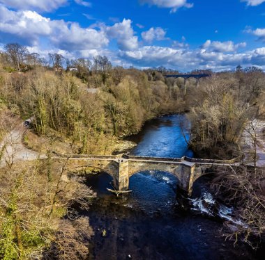 Dee Nehri 'nin yukarısından Cysylltau Köprüsü' ne ve Llangollen, Galler yakınlarındaki Pontcysyllte Aqueduct 'a doğru bir hava manzarası.