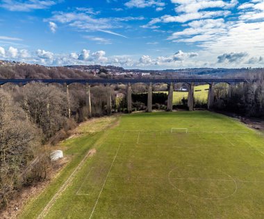 İlkbaharda Galler, Llangollen yakınlarındaki Pontcysyllte Aqueduct 'a doğru bir manzara