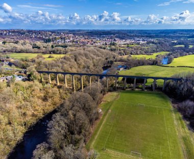 İlkbaharda Galler, Llangollen yakınlarındaki Pontcysyllte Aqueduct 'un yanında bir hava manzarası