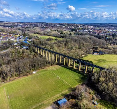 İlkbaharda Galler, Llangollen yakınlarındaki Pontcysyllte Aqueduct 'un tam uzunluğunda bir hava manzarası.