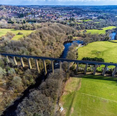 Bahar zamanı Galler, Llangollen yakınlarında Dee Nehri ve Pontcysyllte Aqueduct üzerinde bir hava manzarası.