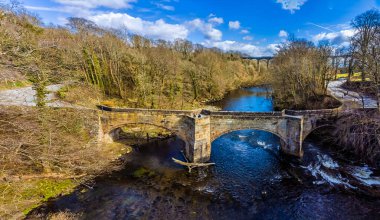 İlkbaharda Galler, Llangollen yakınlarındaki Pontcysyllte Aqueduct 'un arka planıyla Cysylltau Köprüsü' ne doğru bir hava manzarası.