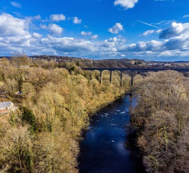 Bahar zamanı Galler, Llangollen yakınlarındaki Pontcysyllte Aqueduct 'a doğru Dee Nehri boyunca bir hava manzarası.