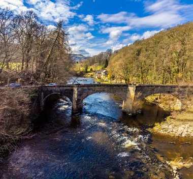 Bahar zamanı Galler, Llangollen yakınlarındaki Pontcysyllte Aqueduct 'un yanındaki Cysylltau Köprüsü' ne doğru Dee Nehri 'nin aşağısından bir hava manzarası.