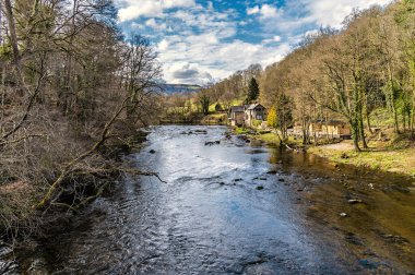 Bahar zamanı Galler, Llangollen yakınlarındaki Pontcysyllte Aqueduct 'un yanındaki Cysylltau Köprüsü' nden Dee Nehri 'nin aşağısına bir manzara.