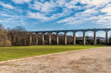 Baharda Galler, Llangollen yakınlarındaki Pontcysyllte Aqueduct 'un güney tarafına doğru bir manzara.