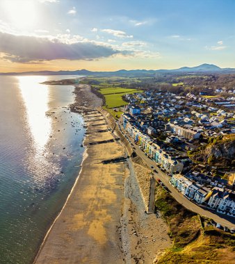 İlkbaharda Criccieth, Galler 'in batısındaki sahil boyunca bir hava manzarası.