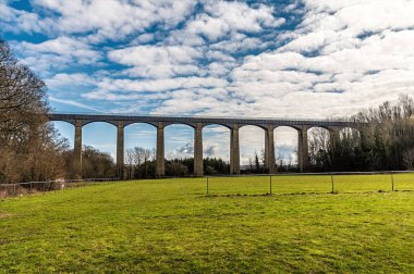 İlkbaharda Galler, Llangollen yakınlarındaki Pontcysyllte su kemeri boyunca bir manzara