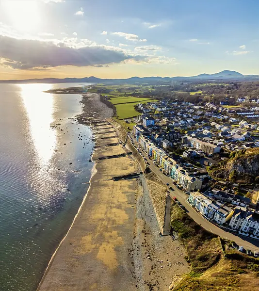 İlkbaharda Criccieth, Galler 'in batısındaki sahil boyunca bir hava manzarası.