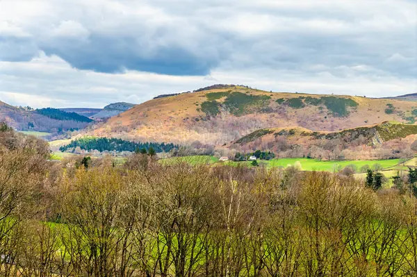 İlkbaharda Galler, Llangollen çevresindeki engebeli manzaranın manzarası