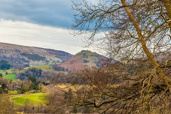 İlkbaharda Galler, Llangollen çevresindeki engebeli araziye bakan bir manzara