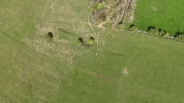 İlkbaharda İngiltere 'nin Leicestershire kırsalındaki Demir Çağı Hillfort' un kalıntılarına doğru tarama yapılıyor.