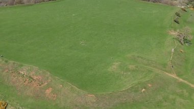 İlkbaharda İngiltere 'nin Leicestershire kırsalındaki Demir Çağı Hillfort kalıntılarına yakın dönen bir hava manzarası.
