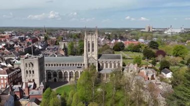 Baharda İngiltere 'nin Bury Saint Edmunds katedralinden geri çekilen bir manzara