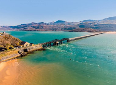 Bahar zamanı Galler, Barmouth 'taki demiryolu köprüsüne doğru bir hava manzarası.