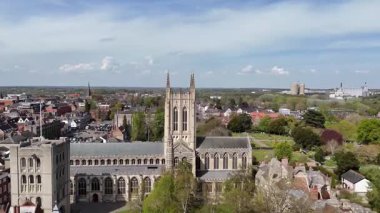 Şehir genelinde yükselen bir manzara ve İngiltere 'nin Bury Saint Edmunds katedrali ilkbaharda