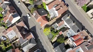 İlkbaharda İngiltere 'nin Bury Saint Edmunds kentindeki katedrale doğru çatılardan bir manzara.