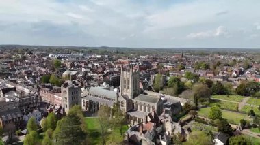 Baharda İngiltere 'nin Bury Saint Edmunds kentindeki katedralin ve çevrenin dönüşümlü bir görüntüsü