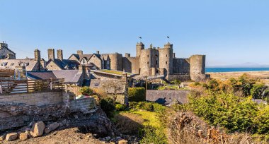 İlkbaharda Galler 'deki Harlech Şatosu' na doğru bir manzara.