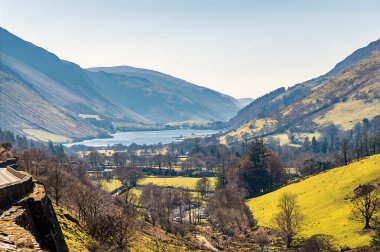 Baharda Galler 'de Talyllyn Geçidi' nin aşağısında bir manzara.