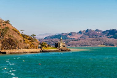 Mawddach Nehri 'nin aşağısındaki Barmouth, Galler' deki Aberamffra limanına doğru bir manzara.