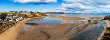 İlkbaharda Galler 'in Abersoch kentinden Soch nehrinin üzerinde bir panorama hava manzarası