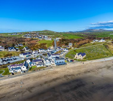 İlkbaharda Galler 'in Aberdaron kasabası ve sahil üzerindeki hava manzarası