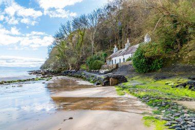 Baharda Galler, Llanbedrog için sahilin güney tarafında deniz manzarası