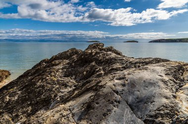 İlkbaharda Galler 'in Abersoch kasabasındaki plajdan denize doğru kayalık bir manzara.