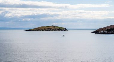 Baharda Abersoch, Galler 'deki Saint Tudwals adasına doğru deniz manzarası