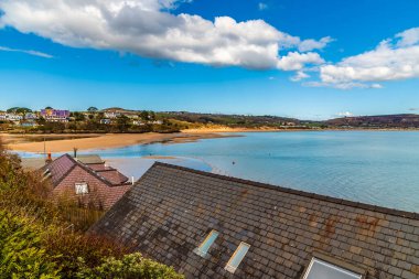 İlkbaharda Galler 'in Abersoch kasabasındaki körfezin üzerindeki kayalıklardan deniz manzarası